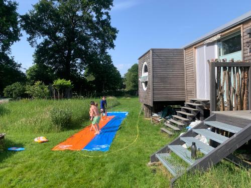 Zirkuswagen auf Radern, Tinyhouse, Tinyhaus, auf gruner Wiese, landlich, nahe Hamburg in Himmelpforten