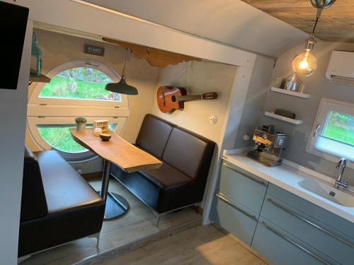 Zirkuswagen auf Radern, Tinyhouse, Tinyhaus, auf gruner Wiese, landlich, nahe Hamburg in Himmelpforten