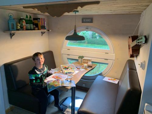Zirkuswagen auf Radern, Tinyhouse, Tinyhaus, auf gruner Wiese, landlich, nahe Hamburg in Himmelpforten