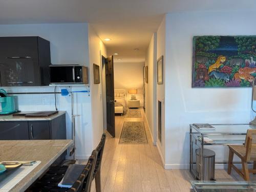 ห้องครัว, One bedroom with modern kitchen, balcony with water view in กรีนิช (คอนเนตติคัต)