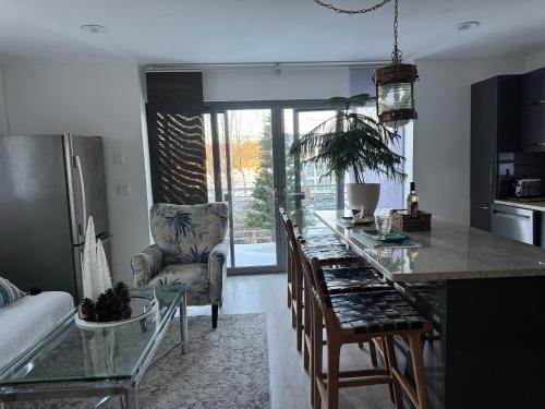 ห้องครัว, One bedroom with modern kitchen, balcony with water view in กรีนิช (คอนเนตติคัต)