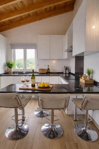 Stunning ocean view with 3 islands in front of you in Serreta
