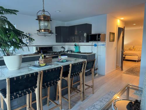 ห้องครัว, One bedroom with modern kitchen, balcony with water view in กรีนิช (คอนเนตติคัต)