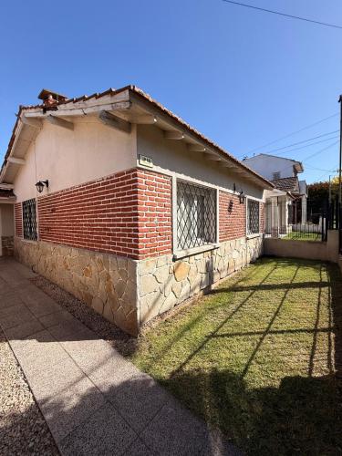 Casa con parque gigante, parrilla, garage y WIFI