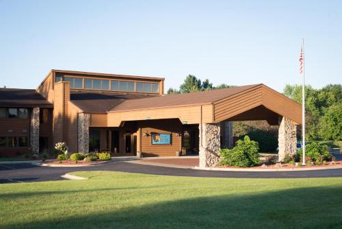 . Carlton Lodge Hotel and Suites