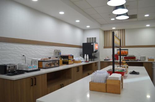 Hampton Inn & Suites Tomball - image 37