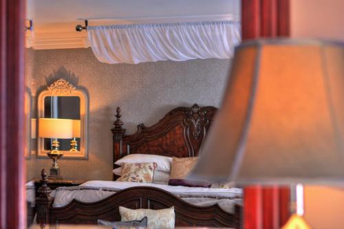 Devon Inn Hotel - image 10