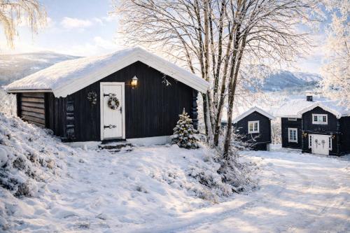 . Sjarmerende tømmerhytte på gårdstun