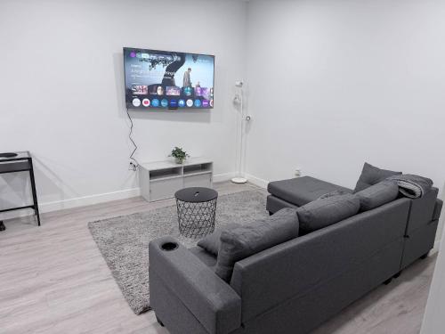 Charming Family-Friendly House Rental in Edmonton - image 5