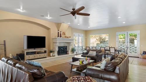 Via del Sur by AvantStay Private Spanish Villa w Views Walk to Wineries in Temecula, USA