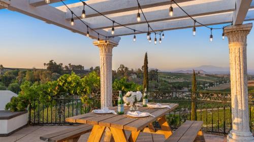 Via del Sur by AvantStay Private Spanish Villa w Views Walk to Wineries in Temecula, USA