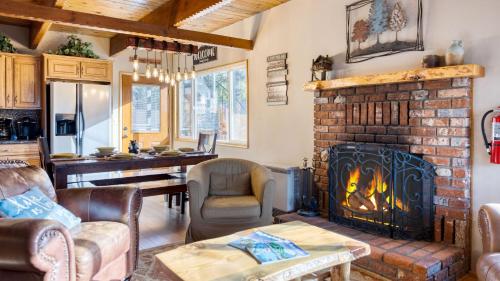 Lakeside in Bearadise by AvantStay Gorgeous Mountain Cabin in Boulder Bay in Big Bear Lake, USA