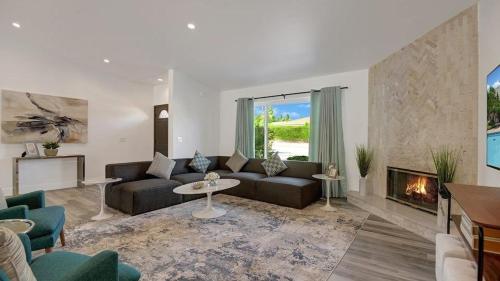 Catalina by AvantStay Fully Remodeled Palm Springs Haven Pool Permit3432 in Palm Springs, USA
