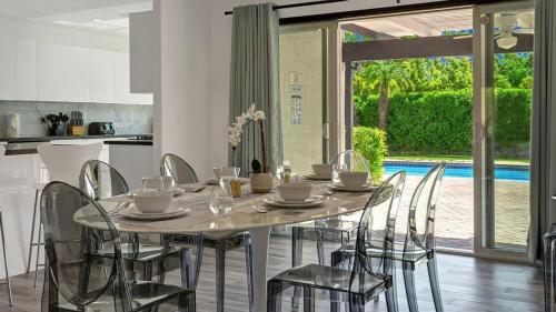 Catalina by AvantStay Fully Remodeled Palm Springs Haven Pool Permit3432 in Palm Springs, USA
