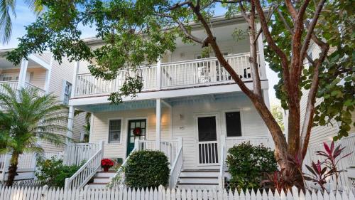 A Little Slice Of Paradise by AvantStay Communal Pool Screened in Porch Great Location Month Long Stays in Stock Island, USA