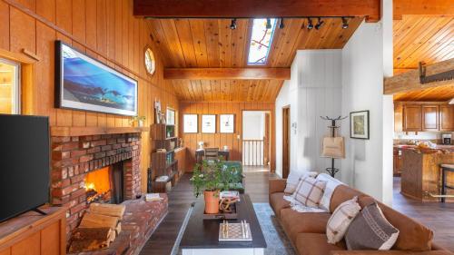 TurtleBear by AvantStay Stunning Character Cabin w Entertainers Patio Table Tennis in Big Bear Lake, USA