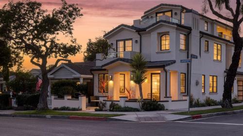 Sea Crown by AvantStay 5mins from the Beach w Multiple Terraces PermitSLP13639 in Newport Beach, USA