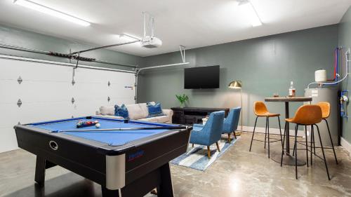 Waverly by AvantStay Nashville-Inspired Townhome w Luxury Kitchen Pool Table in Nashville, USA