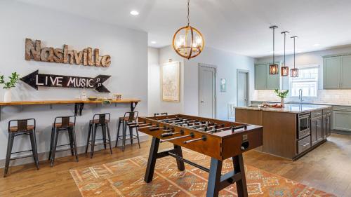 Waverly by AvantStay Nashville-Inspired Townhome w Luxury Kitchen Pool Table in Nashville, USA