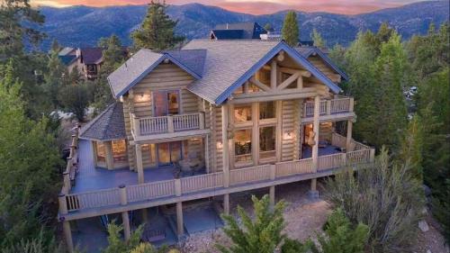 Hot Tub Game Room Large Deck w Incredible View Penticton Lodge by AvantStay - Big Bear Lake