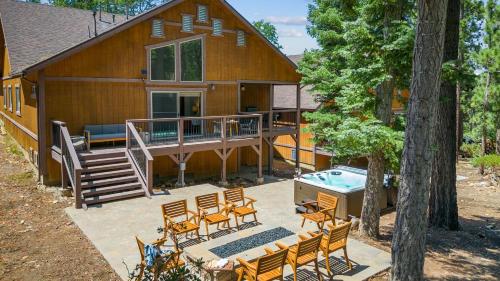Teddy by AvantStay Majestic Cabin in Big Bear w Balcony in Big Bear Lake, USA