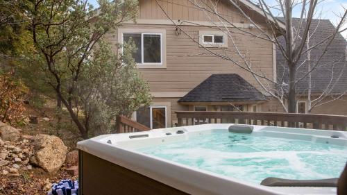 North Bay by AvantStay Chic Retreat w Peloton in Blue Jay, USA