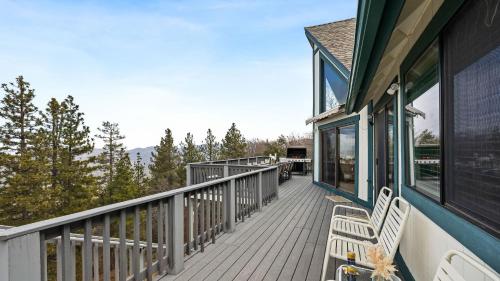 Starry Heights by AvantStay 6BDR Stunning Views in Lake Arrowhead, USA