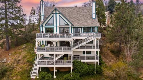 Starry Heights by AvantStay 6BDR Stunning Views in Lake Arrowhead, USA