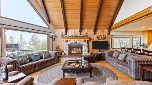 Starry Heights by AvantStay 6BDR Stunning Views in Lake Arrowhead, USA