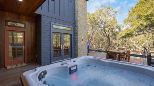 Maverick by AvantStay Pool Hot Tub Game Room in Driftwood, USA