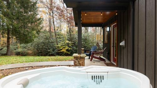 Bear’s Place by AvantStay Cozy Mountain Cabin in Brevard Firepit Day-trip to Asheville in Brevard, USA