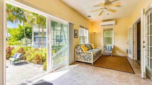 Spa Oasis by AvantStay Shared Pool 3 Miles to Smathers Beach Month Long Stays Only in Stock Island, USA