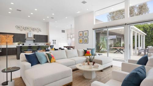 AvantStay Polo Villas Paradise Bocce Ball EV Charger Near Coachella Sleeps 30 in La Quinta, USA