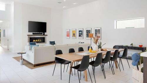 AvantStay Polo Villas Paradise Bocce Ball EV Charger Near Coachella Sleeps 30 in La Quinta, USA