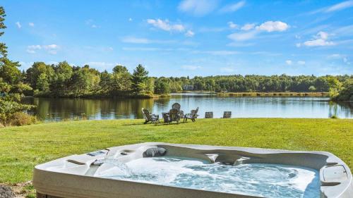 Strawberry Shores by AvantStay Lakefront Private Beach in Long Pond, USA