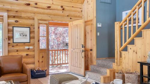 Tanglewood by AvantStay 10mins to Bear Mountain Contemporary Hillside Cabin in Big Bear Lake, USA