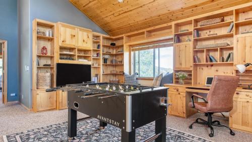 Tanglewood by AvantStay 10mins to Bear Mountain Contemporary Hillside Cabin in Big Bear Lake, USA