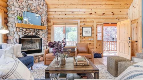 Tanglewood by AvantStay 10mins to Bear Mountain Contemporary Hillside Cabin in Big Bear Lake, USA