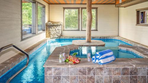 Copperhead by AvantStay Treetop Haven w Indoor pool Home Theatre Game Room in Sevierville, USA