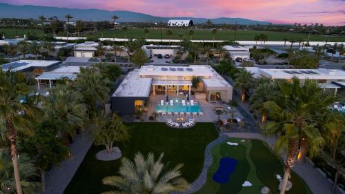 AvantStay Polo Villa Halo Pickleball Putting Green Sleeps 30 in La Quinta, USA