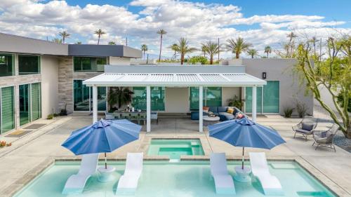 AvantStay Polo Villa Halo Pickleball Putting Green Sleeps 30 in La Quinta, USA