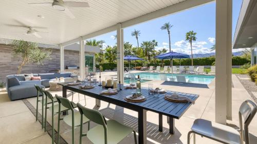 AvantStay Polo Villa Halo Pickleball Putting Green Sleeps 30 in La Quinta, USA