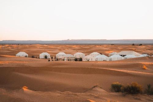 Erg Chebbi Luxury Glamping – khách sạn tại Hassilabied