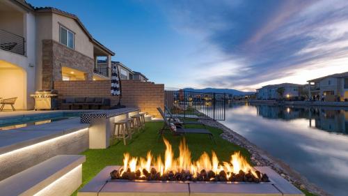 Lago Luxe by AvantStay Lakefront Private Pool Great for Festival Season in Indio, USA
