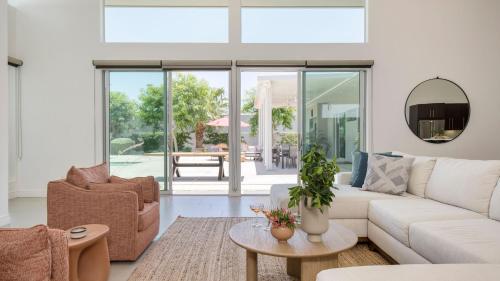AvantStay Polo Villas Oasis Buyout Putting Greens Near Coachella Sleeps 30 in La Quinta, USA