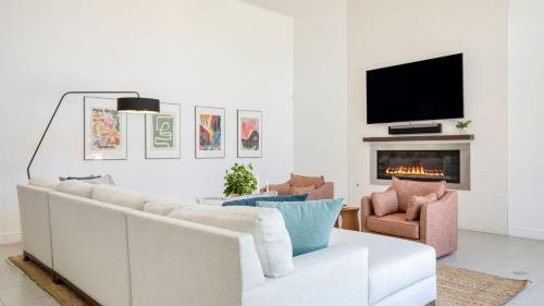 AvantStay Polo Villas Oasis Buyout Putting Greens Near Coachella Sleeps 30 in La Quinta, USA