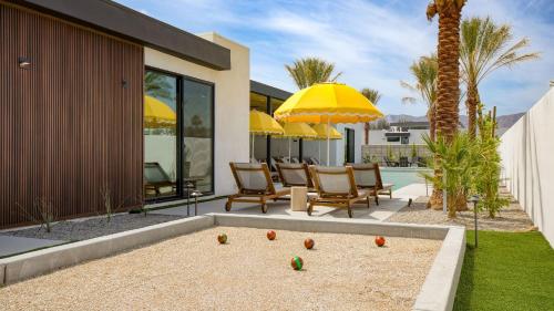 Polo Villas Bella 2 Homes Putting Green Bocce Ball Sleeps 32 in La Quinta, USA