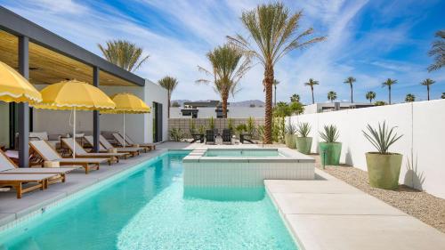 Polo Villas Bella 2 Homes Putting Green Bocce Ball Sleeps 32 in La Quinta, USA