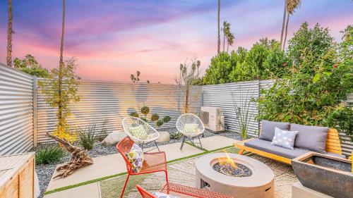 Zanjero by AvantStay Mins from Downtown Palm Springs Private Terrace Shared Pool in Palm Springs, USA