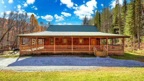 Deer Haven by AvantStay Cabin w Pond Waterfall in Saluda, USA